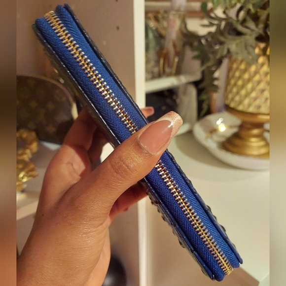 Blue faux croc long wallet - Picture 2 of 6
